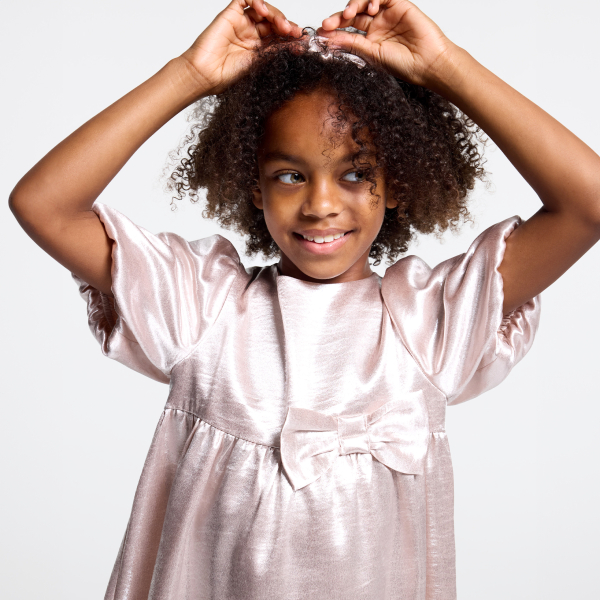 فستان بتأثير معدني باللون الوردي الفاتح للفتيات